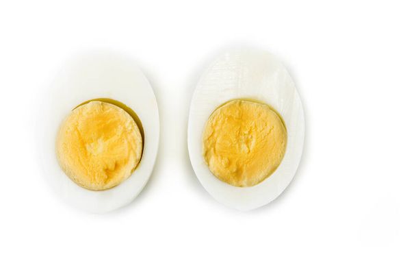 Kemény főtt tojás félbevágva a fehéren - Fotó, kép