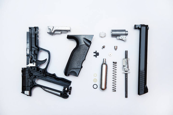 disassembled gun parts, equipment repair - Foto, imagen