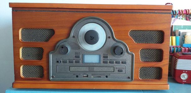 木製の古い蓄音機です  - 写真・画像