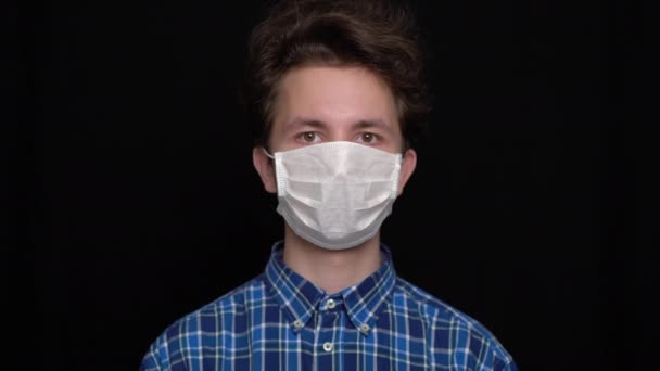 A fiú rosszul van és maszkot visel - Felvétel, videó