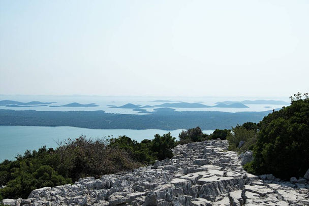 Le lac Vrana en Dalmatie est le plus grand lac de Croatie. C'est un parc naturel désigné, une sorte de zone protégée en Croatie. Il est situé dans le comté de Zadar et le comté d'ibenik-Knin entre les villes de Benkovac, Pirovac, Pakotane, Stankovci et Tisno.
. - Photo, image