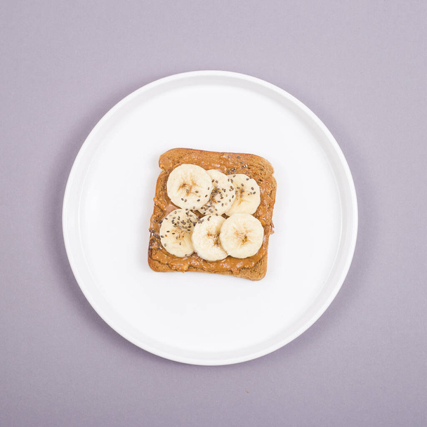 Desayuno vegetariano saludable con mantequilla de maní, fruta y superalimentos
. - Foto, Imagen
