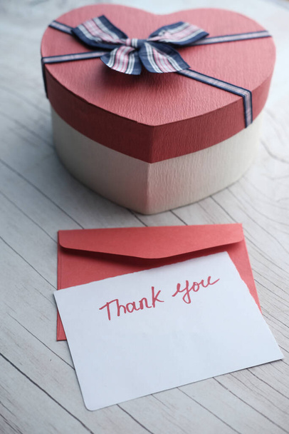 thank you letter with gift box on table  - Valokuva, kuva