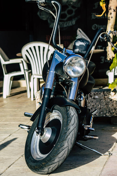 Paphos Chypre Mars 09, 2020 Vue d'un garçon Harley Davidson Fat garé dans les rues de Paphos dans l'après-midi
 - Photo, image