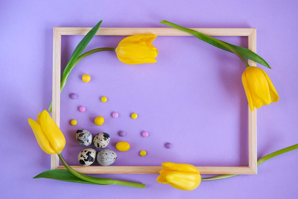 Sfondo pasquale con uova e tulipano
 - Foto, immagini