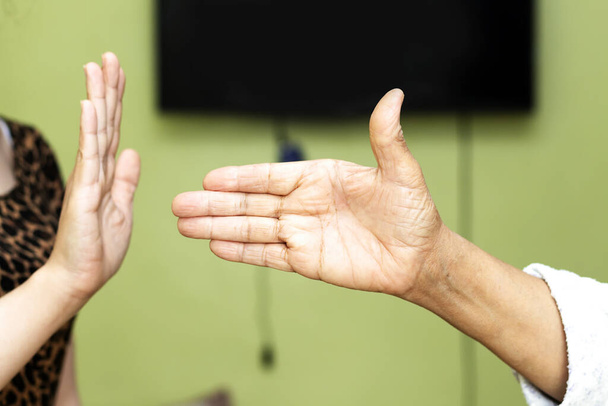 žena odmítá potřást rukou se svým přítelem, aby se chránila před koronavirem  - Fotografie, Obrázek