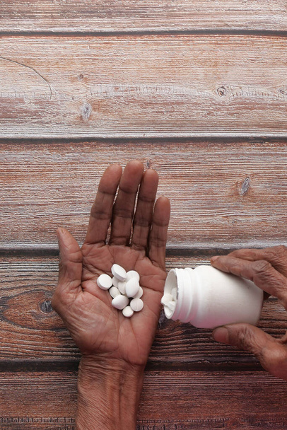 vue du dessus des femmes âgées prenant des pilules
  - Photo, image
