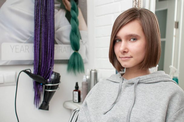 Haircut on a teenager girl in a beauty salon close-up - Фото, зображення