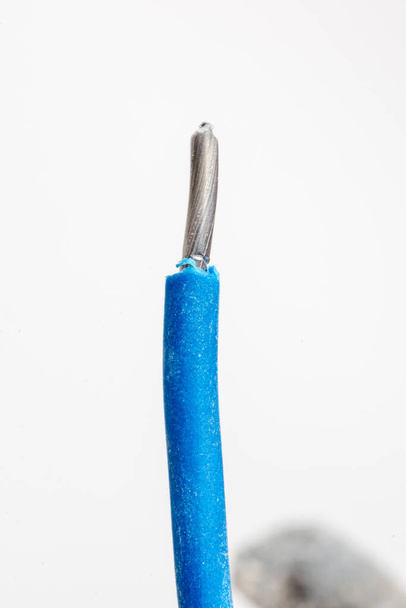 Detailní záběr na modrý hliníkový elektrický drát. - Fotografie, Obrázek
