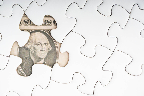 Notas de dólares americanos no puzzle branco. Conceito de espaço de negócios e cópia
 - Foto, Imagem