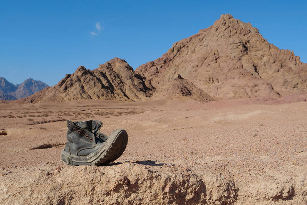 Παλιά μαύρη μπότα στα βουνά Σινά της Αιγύπτου - Φωτογραφία, εικόνα