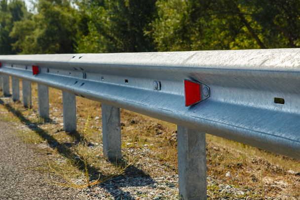 réflecteurs routiers rouges le long de la route. clôture de route en métal de type barrière. Sécurité routière et routière
 - Photo, image