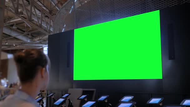 Zöld képernyő koncepció - nő néz fal üres interaktív zöld kijelző - Felvétel, videó