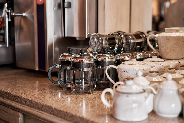 Skupina prázdných šálků a konvic v mnoha řadách. Stolní nádobí na kávu a čaj při příležitosti snídaně a semináře. - Fotografie, Obrázek