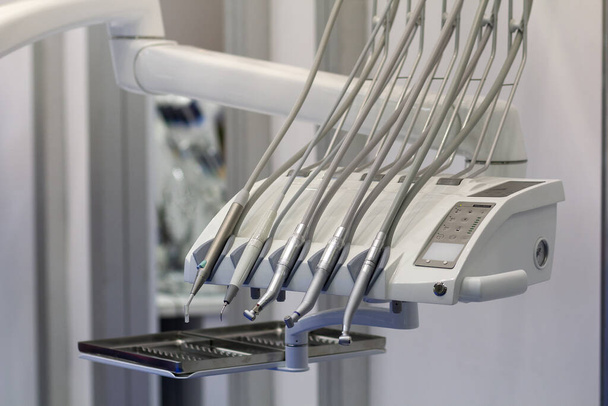 歯医者クリニックの歯医者の椅子で現代の金属歯医者の道具やバーナー。医学 - 写真・画像