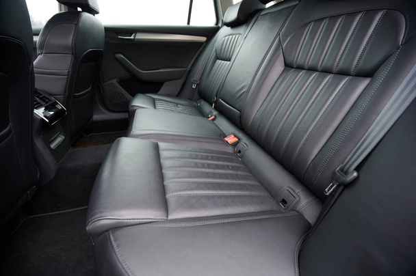 Интерьер современного автомобиля с черным задним кожаным сидением
 - Фото, изображение
