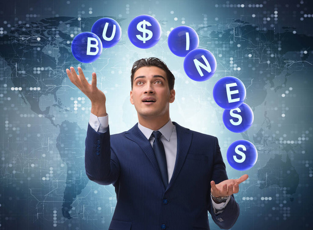 Homme d'affaires jonglant entre les différentes priorités des entreprises
 - Photo, image