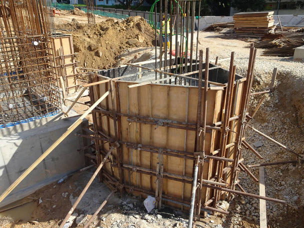 Stapel dop en kolom stomp in aanbouw op de bouwplaats. Gebouwd met gewapend beton met multiplex hout als bekisting. - Foto, afbeelding