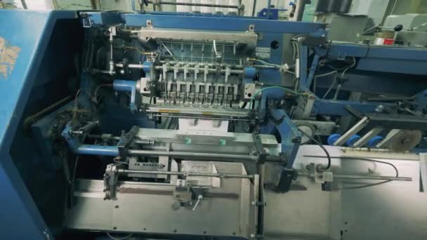 Meccanismo tipografico è rilegatura pagine di carta stampata
 - Filmati, video