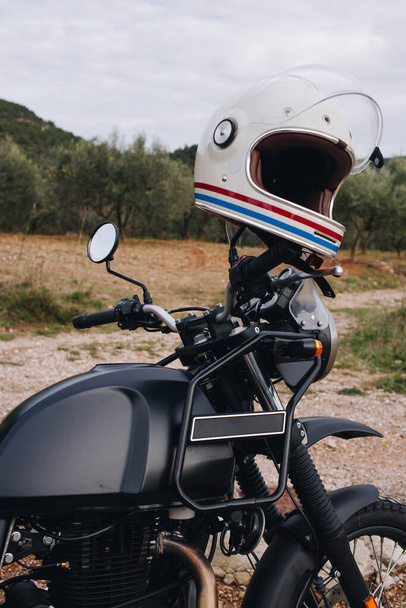Offroad motocykl stojí na špinavé štěrkové cestě - Fotografie, Obrázek