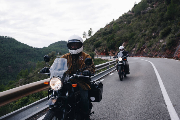 Skupina motocyklů na horské silnici - Fotografie, Obrázek