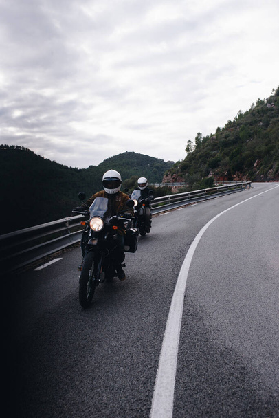 Grupo de motociclistas en carretera de montaña
 - Foto, imagen