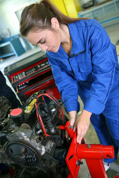 Student girl working in auto repairshop - Fotoğraf, Görsel