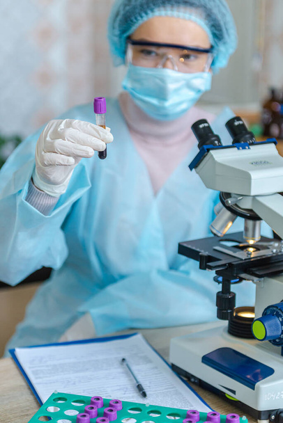 Ученый доктор создал вакцину против коронавируса SARS-CoV-2 в лаборатории. Врач держит фляжку с новой вакциной.
. - Фото, изображение