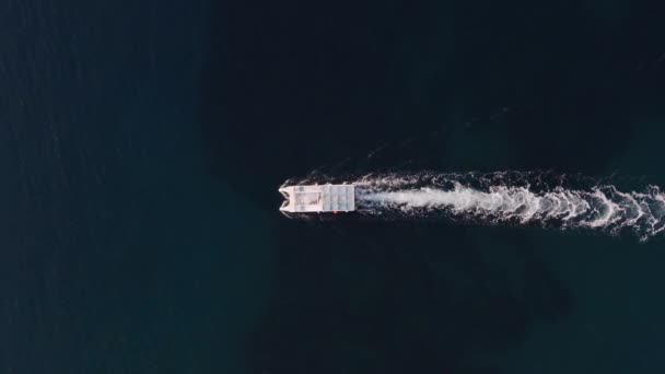 Vista aérea superior de cima de catamarã grande no mar aberto
 - Filmagem, Vídeo