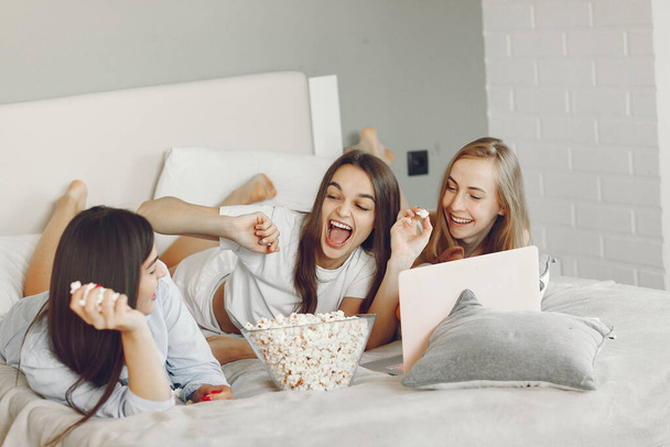 Three girls have pajamas party at home - Foto, Bild