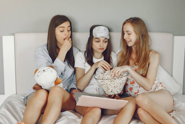 У трех девушек пижамная вечеринка дома.
 - Фото, изображение