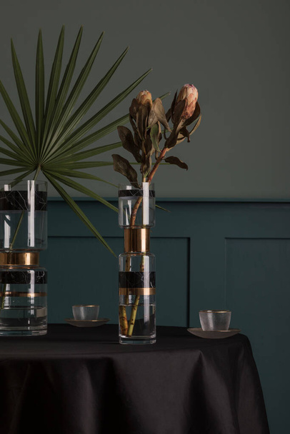 Dolap ve iç tasarım üzerinde şık vazolarda çiçekler - Fotoğraf, Görsel