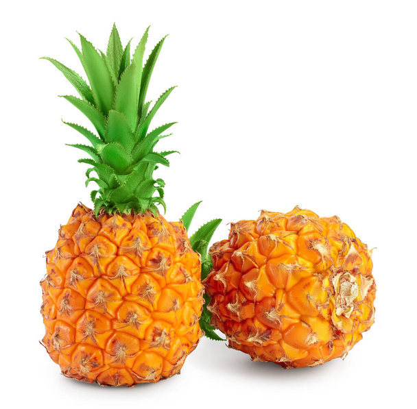 Ananas isoliert auf weißem Hintergrund mit Clipping-Pfad und voller Schärfentiefe - Foto, Bild