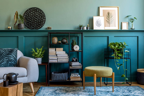 Green living room with cozy interior design - Foto, afbeelding