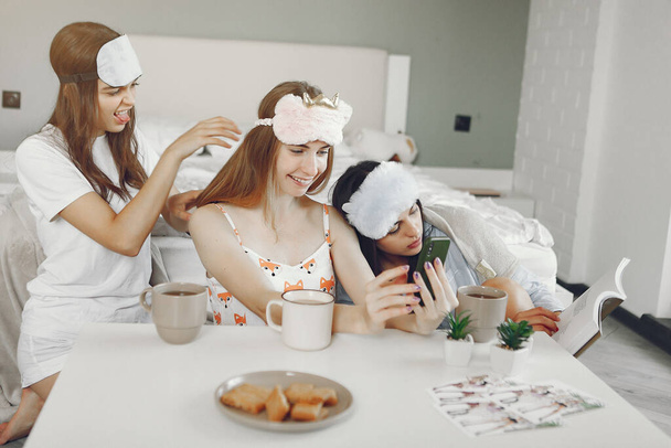 Three girls have pajamas party at home - Foto, Imagem