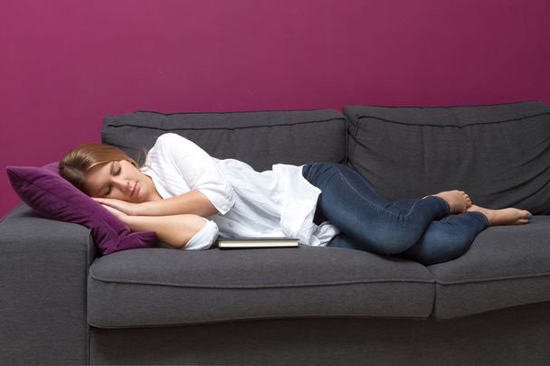 спать на диване
 - Фото, изображение
