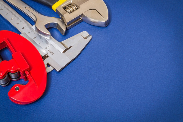 Набор инструментов на синем рабочем столе, подготовленный профессиональным мастером перед ремонтом или строительством
 - Фото, изображение