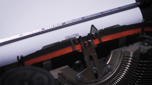 rozdział słowo na papierze w starej maszynie do pisania - Materiał filmowy, wideo