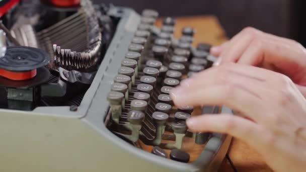 古いタイプライターを手にした女性は - 映像、動画