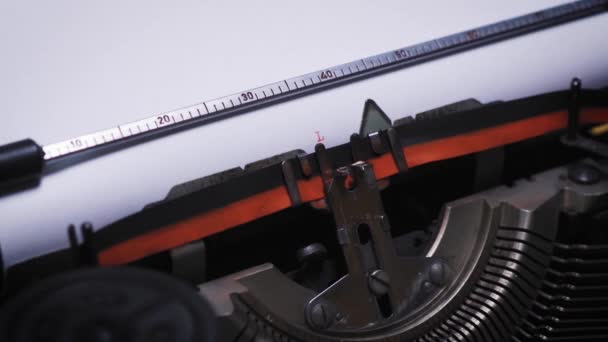 λέξη αγάπη σε χαρτί σε μια παλιά γραφομηχανή - Πλάνα, βίντεο