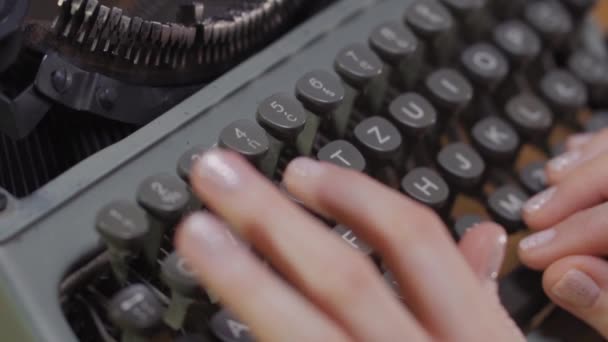 жіночі руки на старій друкарській машинці
 - Кадри, відео