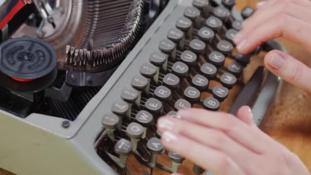 kobiety ręce na starej maszynie do pisania - Materiał filmowy, wideo