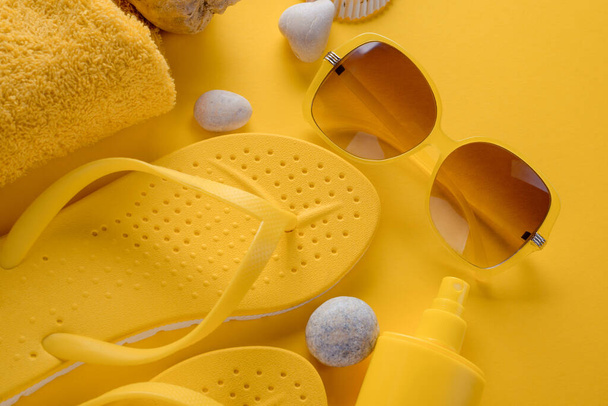 Yellow beach accessories and seashells - Foto, immagini