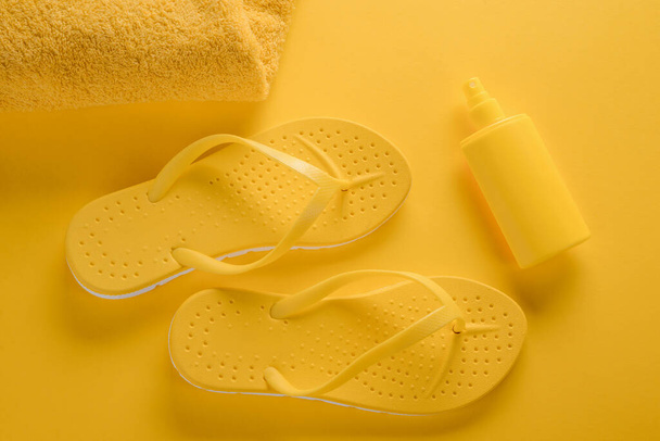 Towel, flip-flops and sunscreen spray - Foto, afbeelding