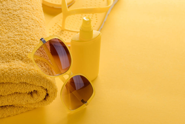 Sunscreen spray and sunglasses - Fotó, kép
