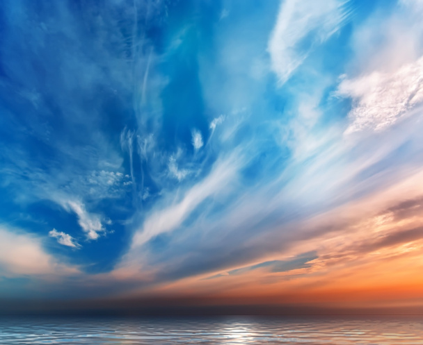 μπλε ροζ ηλιοβασίλεμα στη θάλασσα, καλοκαιρινά μπλε σύννεφα στον ουρανό φύση φόντο τοπίο  - Φωτογραφία, εικόνα