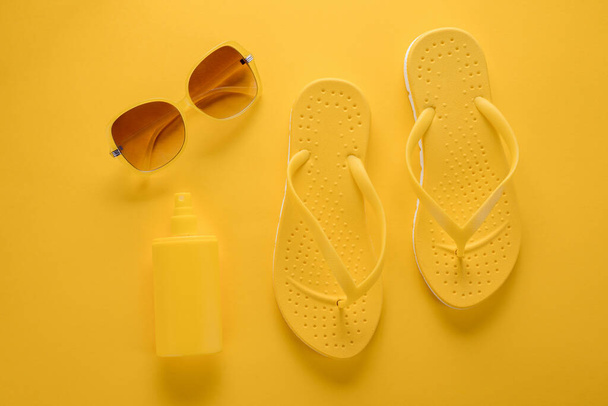 Flip-flops, sunscreen spray and sunglasses - Fotografie, Obrázek
