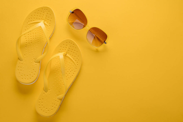 Color matching flip-flops and sunglasses - Fotografie, Obrázek