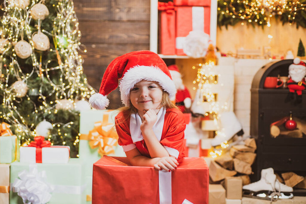 Winter delivery service for kids. Happy child with Christmas gift box. - Foto, Imagem
