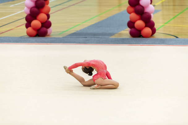 若い体操選手の肖像画。新体操競技で7歳の少女の肖像 - 写真・画像